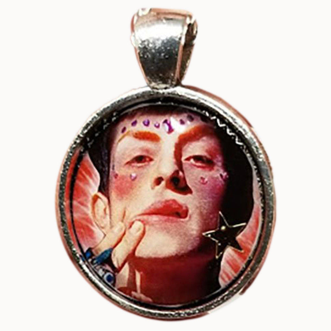 Glamour Queen pendant with chain - Curio Memento